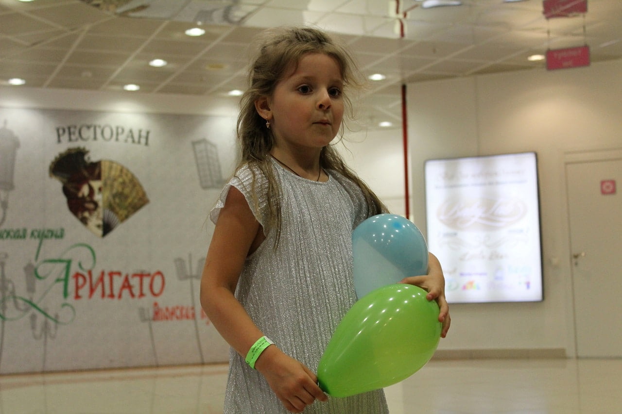 девочка с воздушными шарами