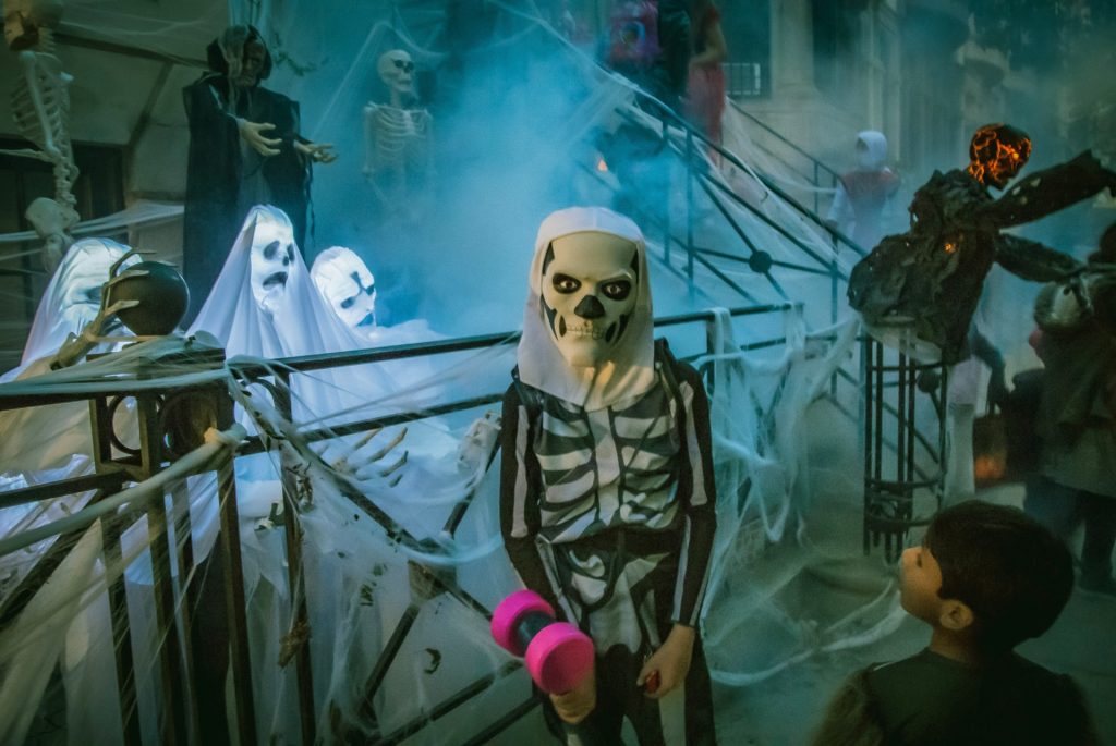 Скелеты и приведения на детском празднике Хэллоуин