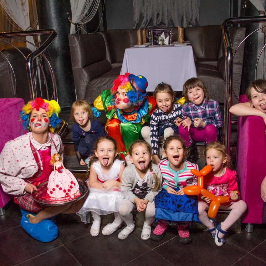 Клоун и детти сфотографировались вместе на детсвком празднике