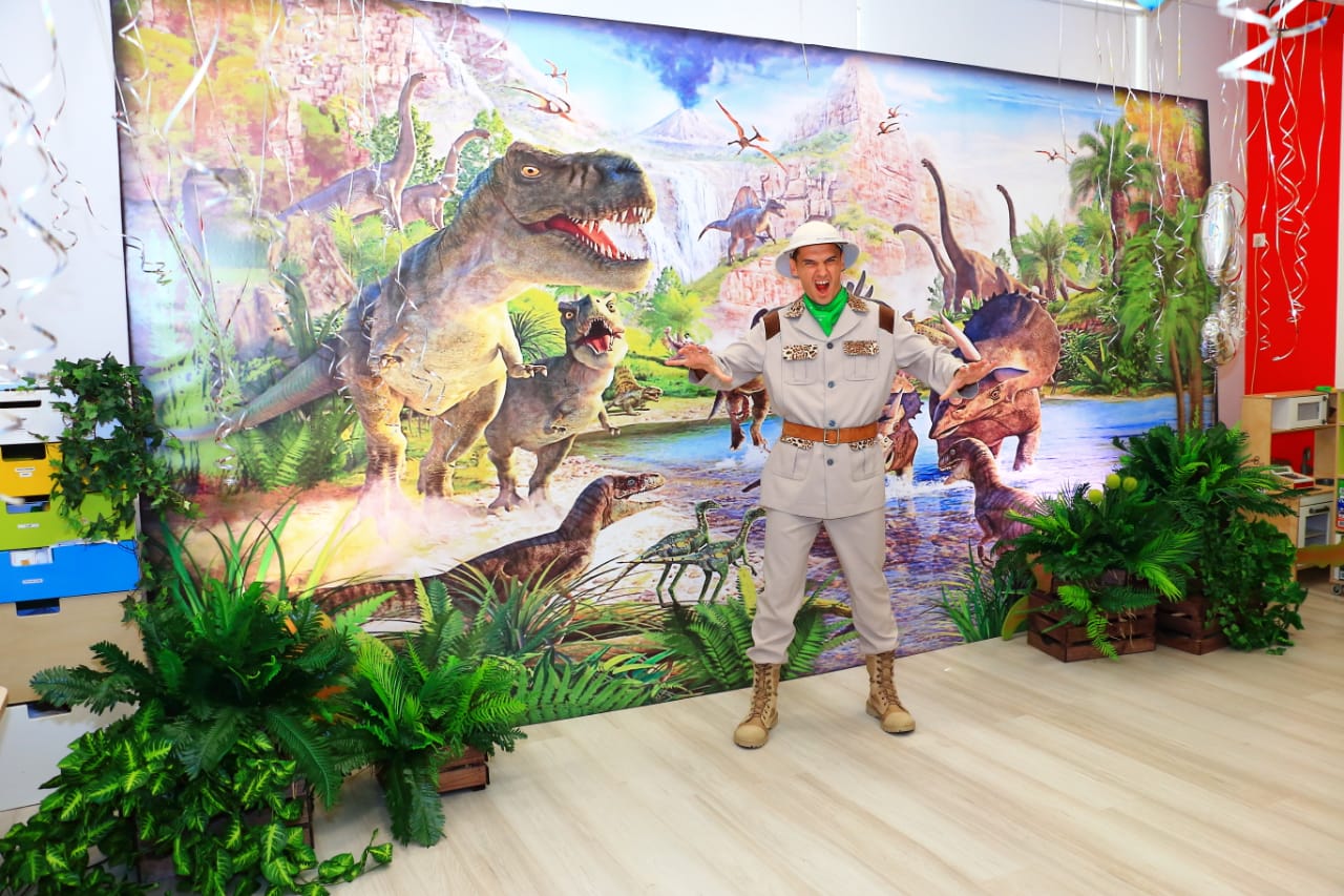 Динозавр шоу отзывы. Шоу динозавров в Москве. Тутокруто шоу динозавров. Оформление игровой зоны в стиле Дино. Как оформить фото на фотозону динозавры.